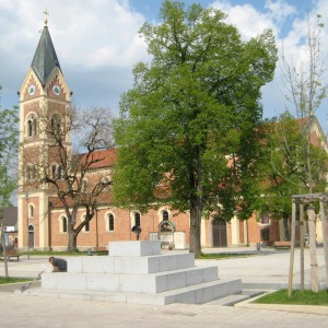 olchingkirchestpeterundpaulmitneugestaltetemnoescherplatz